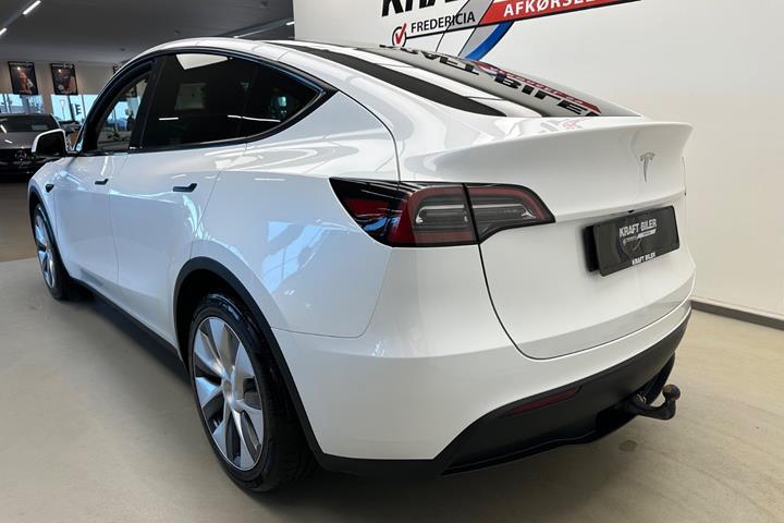 Hvid Tesla Model Y fra 2023