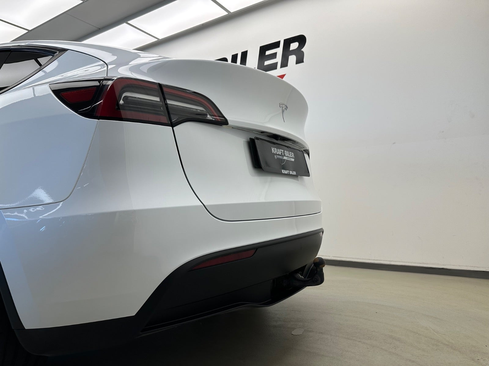 Hvid Tesla Model Y fra 2023