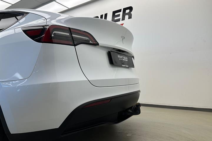 Hvid Tesla Model Y fra 2023