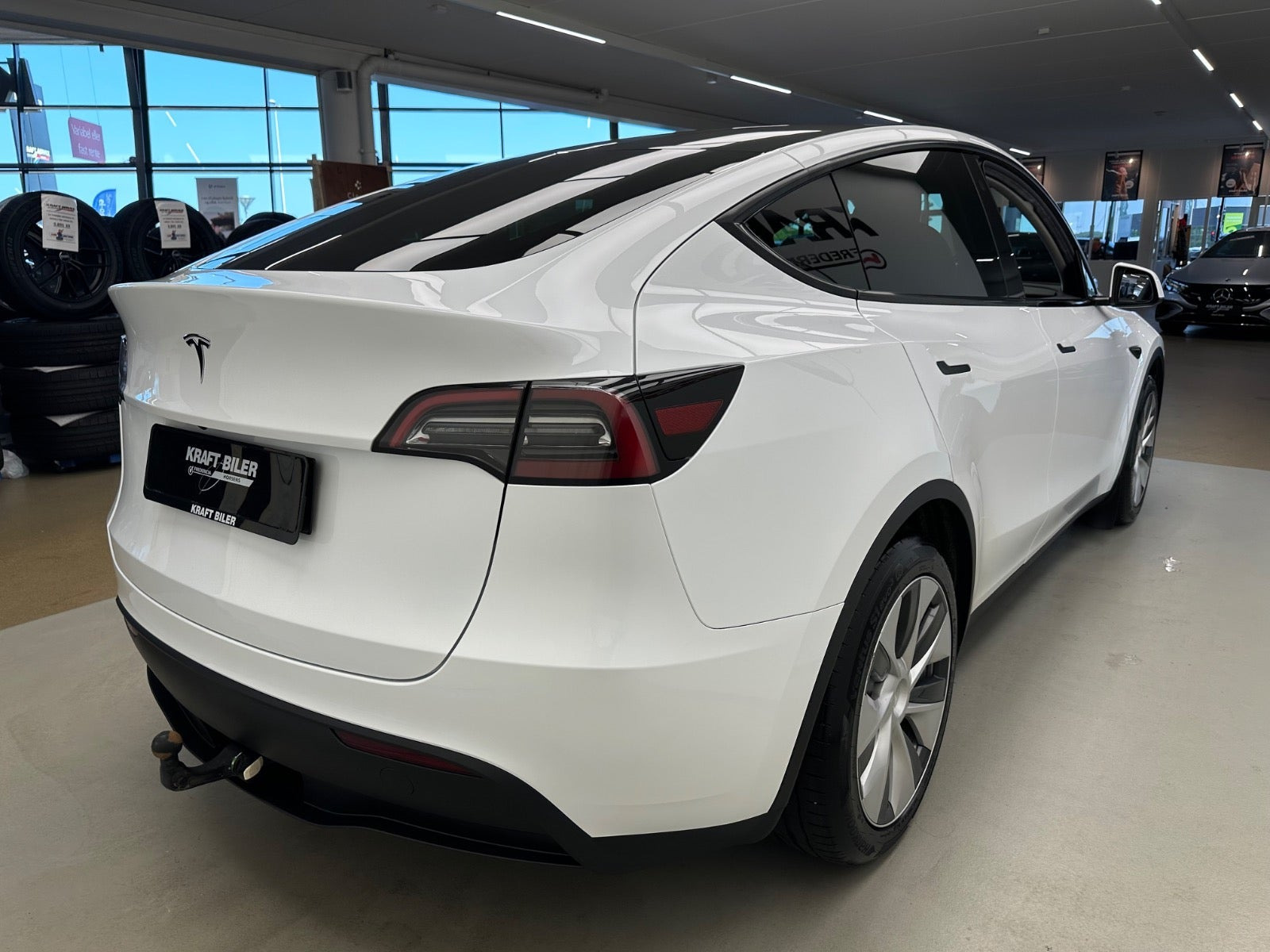Hvid Tesla Model Y fra 2023