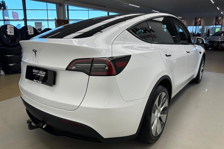 Hvid Tesla Model Y fra 2023