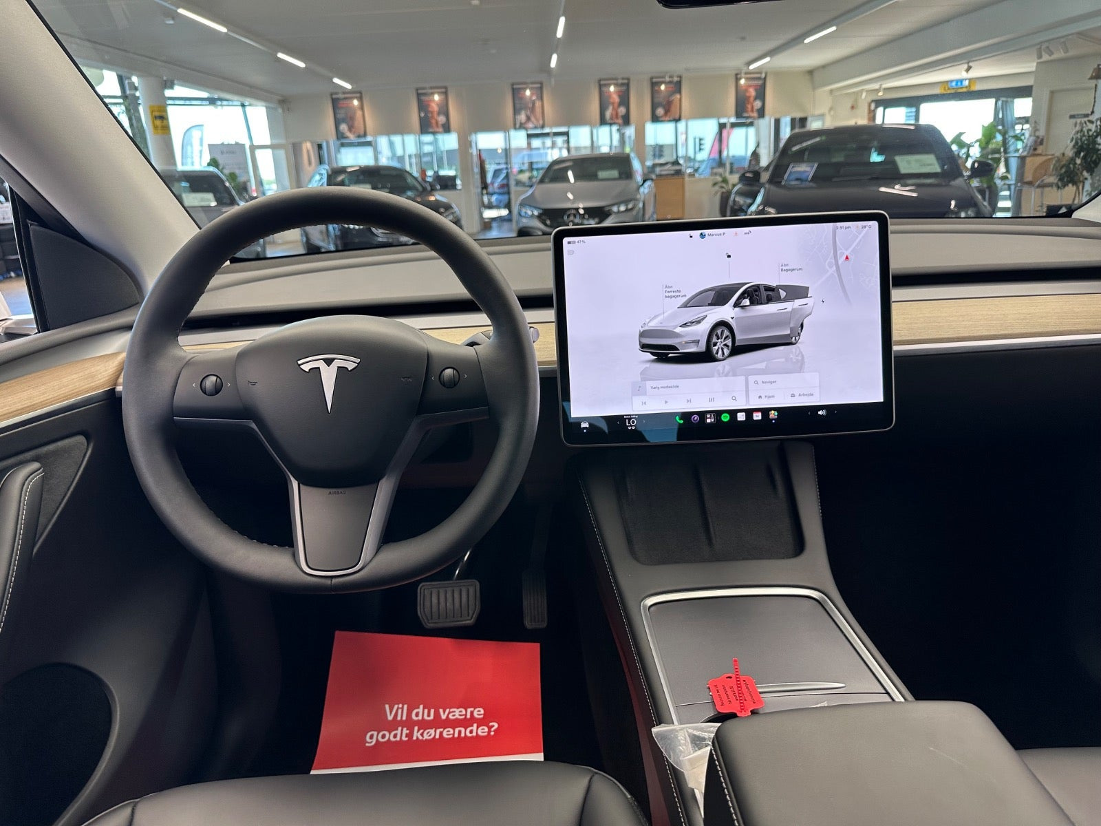 Hvid Tesla Model Y fra 2023