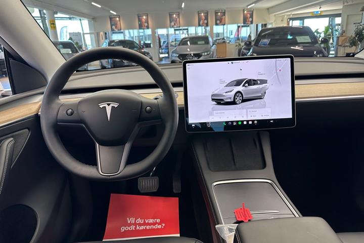 Hvid Tesla Model Y fra 2023