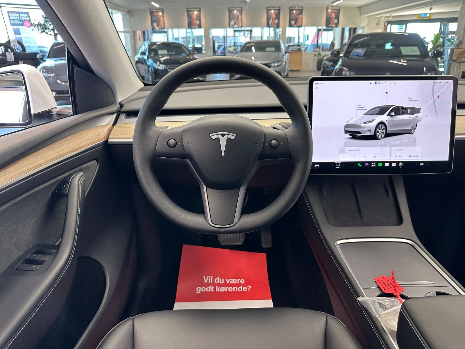 Hvid Tesla Model Y fra 2023