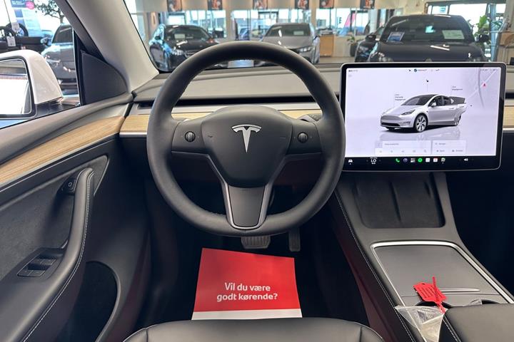 Hvid Tesla Model Y fra 2023