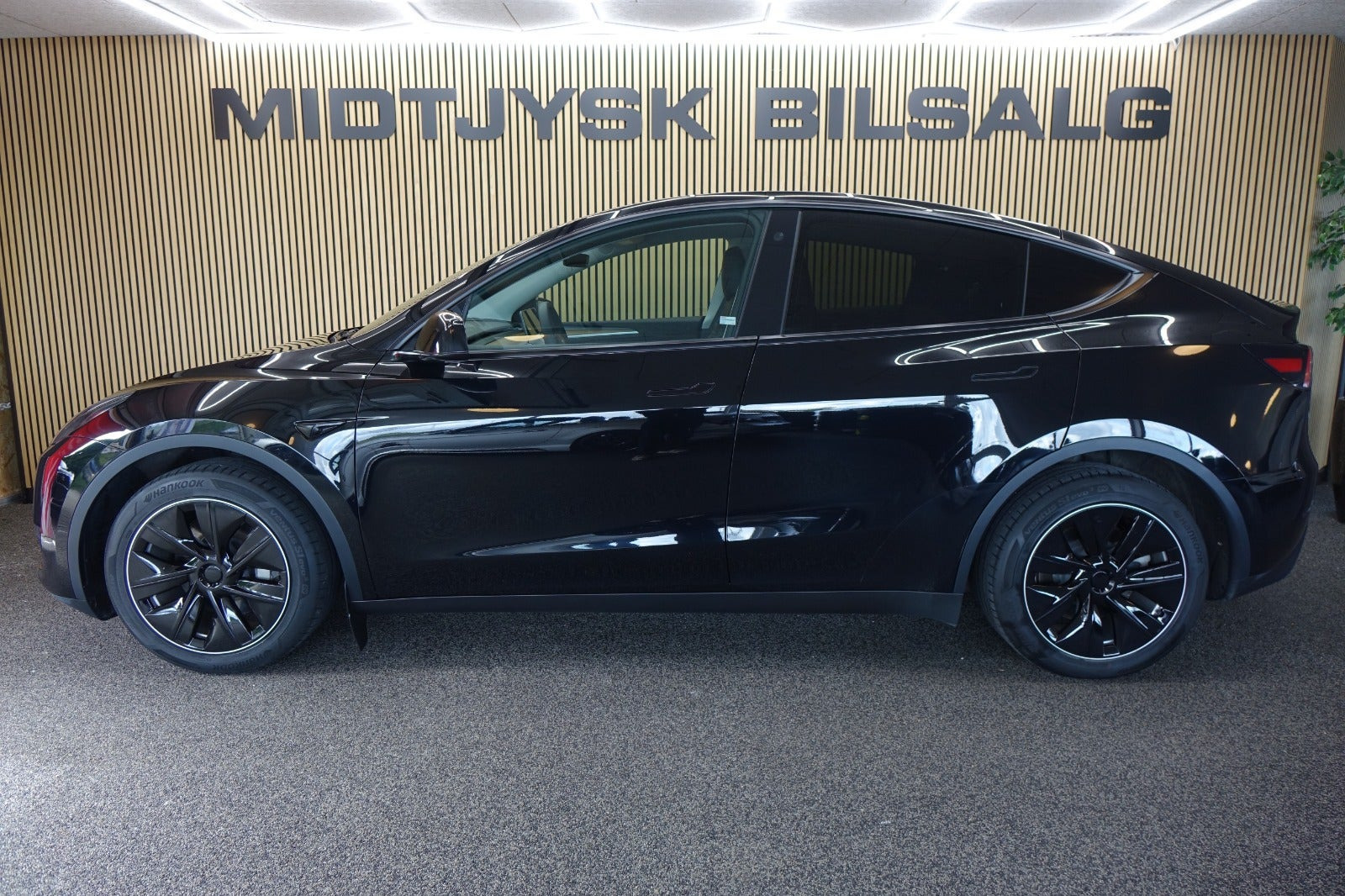 Sort Tesla Model Y fra 2023