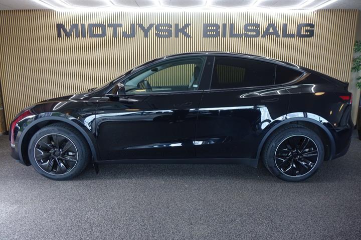 Sort Tesla Model Y fra 2023