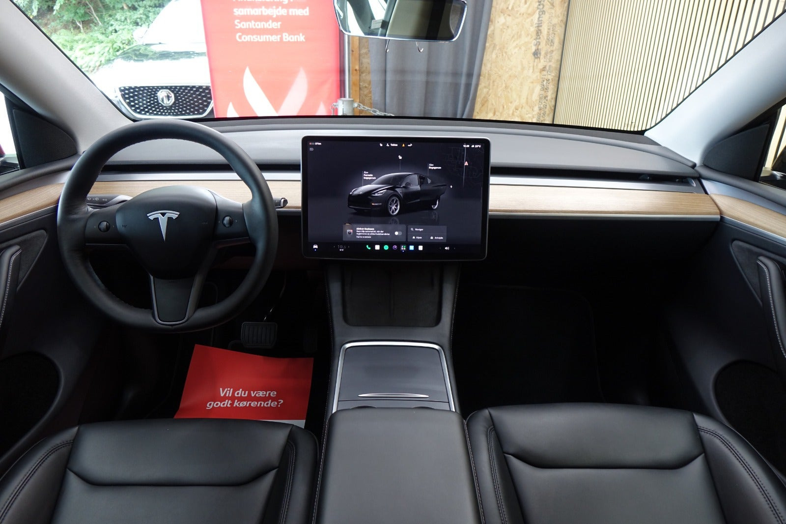 Sort Tesla Model Y fra 2023