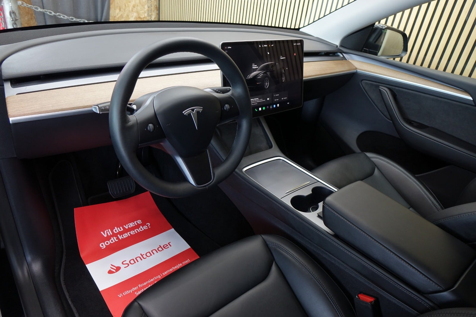 Sort Tesla Model Y fra 2023