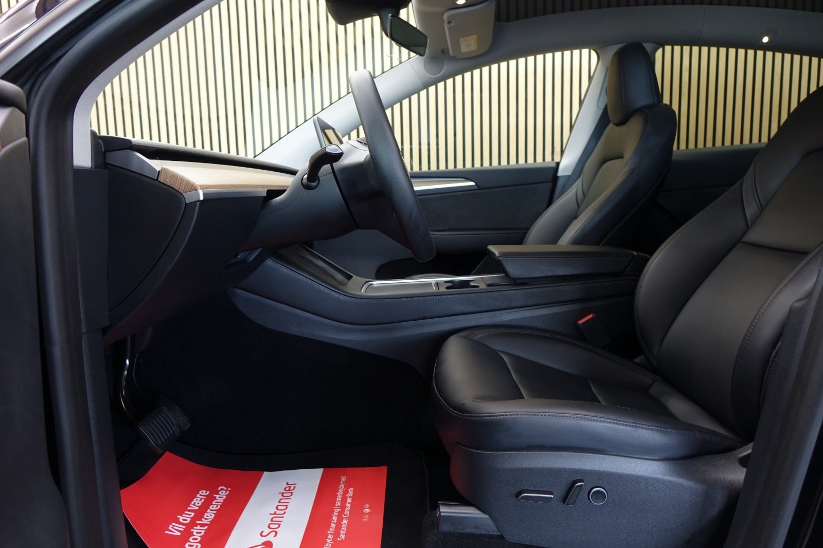 Sort Tesla Model Y fra 2023