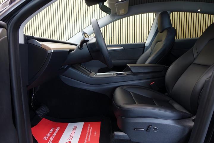 Sort Tesla Model Y fra 2023