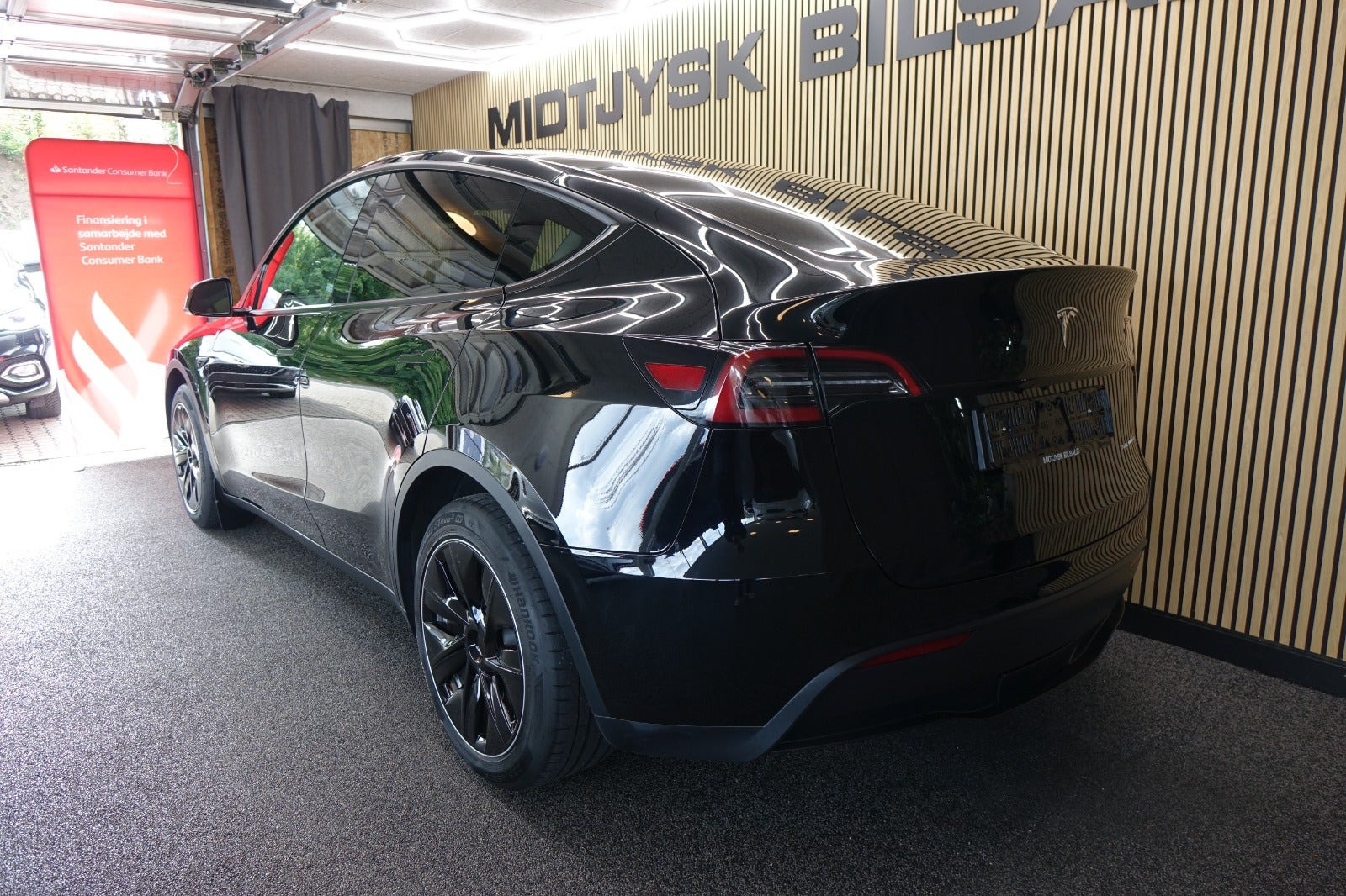 Sort Tesla Model Y fra 2023