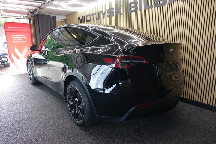 Sort Tesla Model Y fra 2023