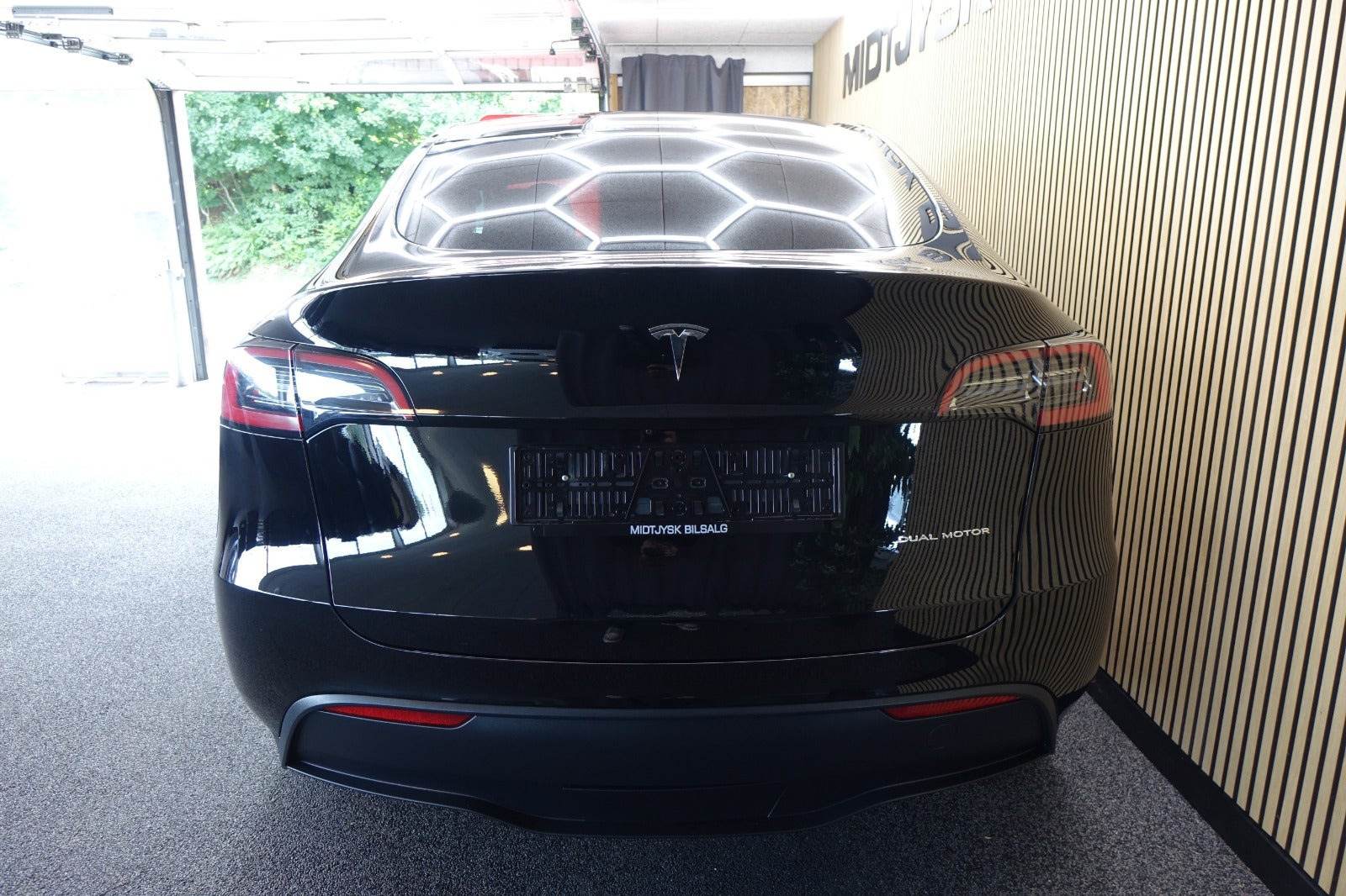 Sort Tesla Model Y fra 2023