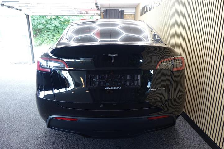 Sort Tesla Model Y fra 2023