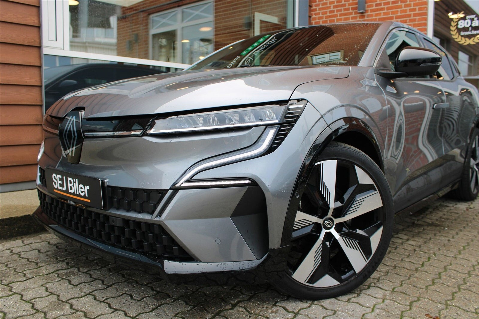 Grå Renault Megane E-Tech fra 2024