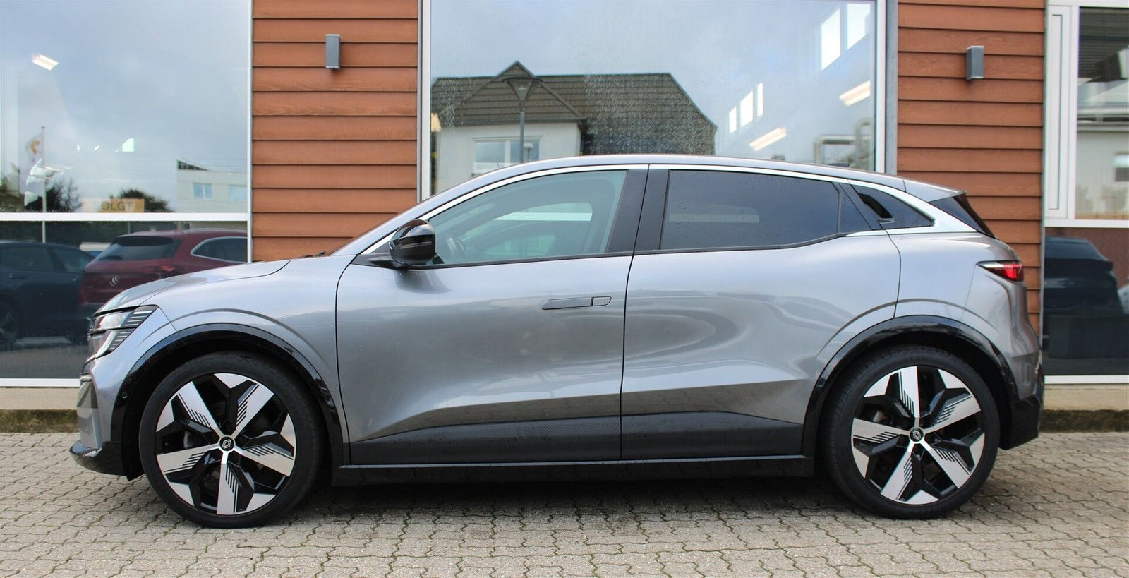 Grå Renault Megane E-Tech fra 2024