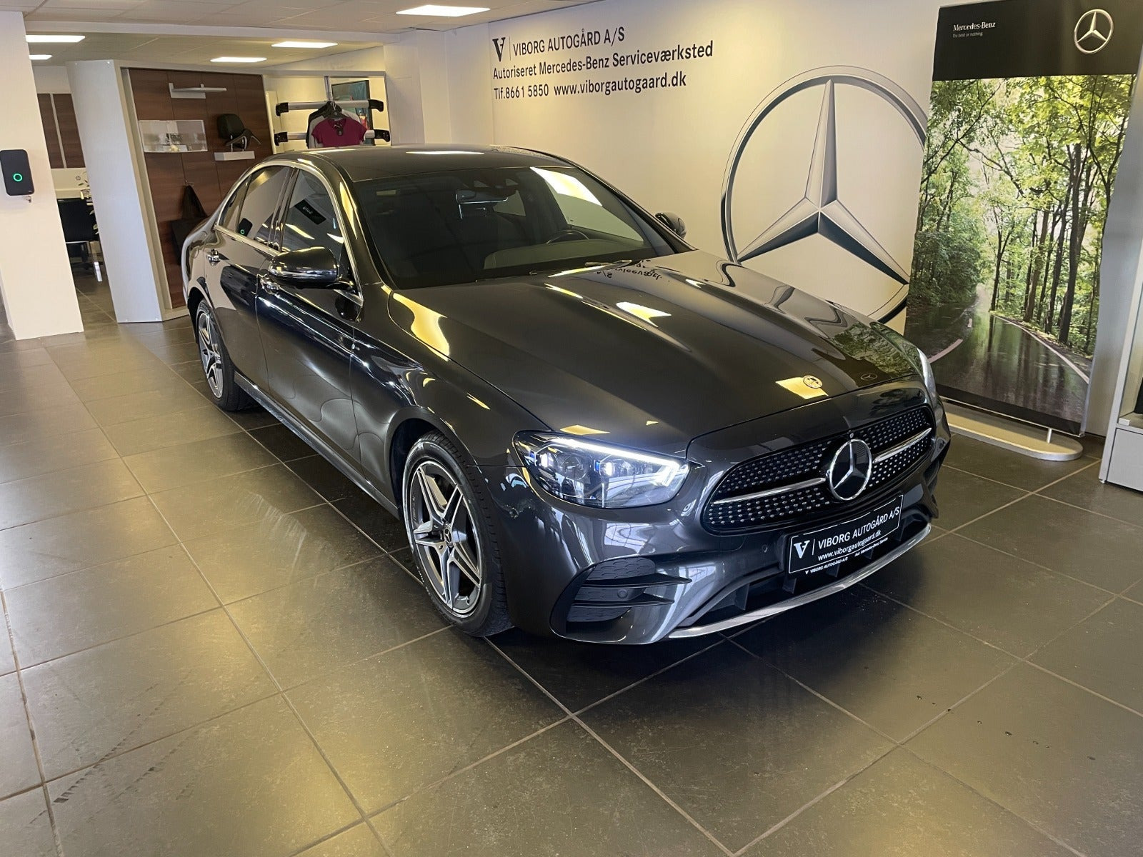 Grå Mercedes E300 e fra 2022