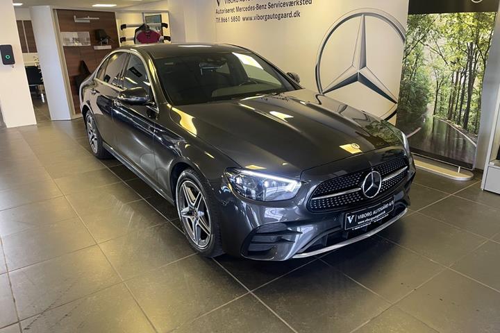 Grå Mercedes E300 e fra 2022