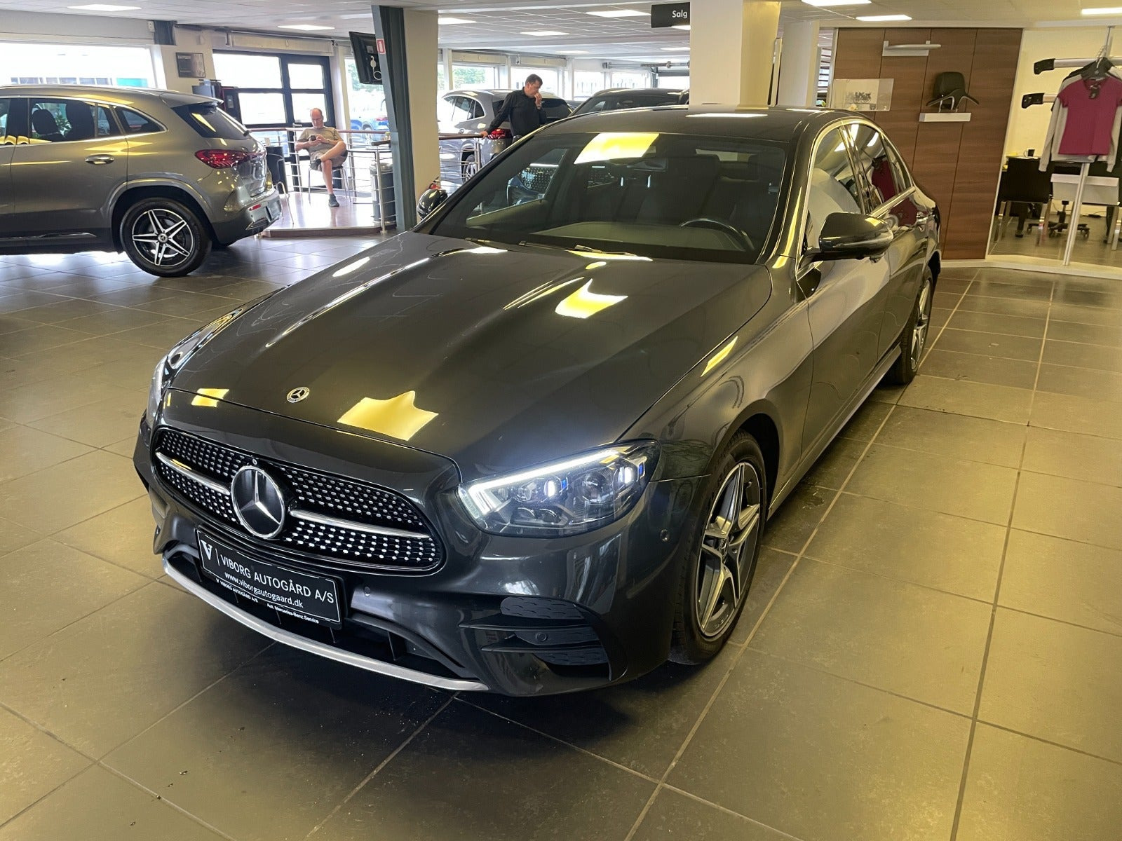 Grå Mercedes E300 e fra 2022
