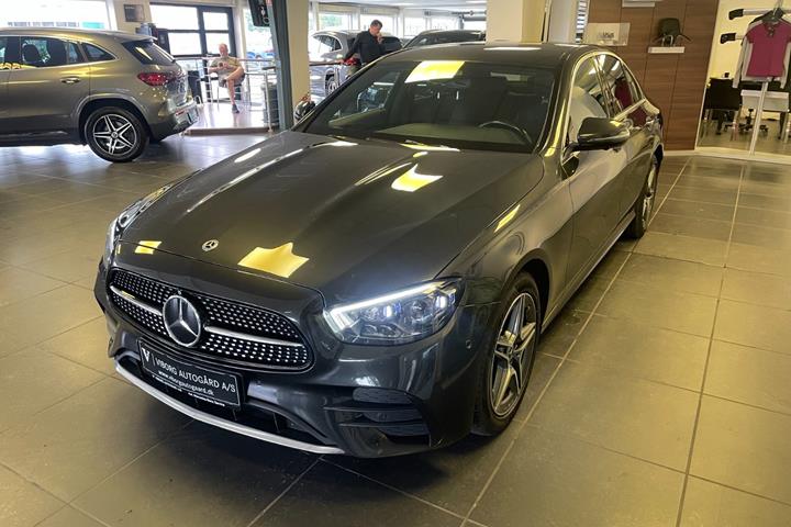 Grå Mercedes E300 e fra 2022