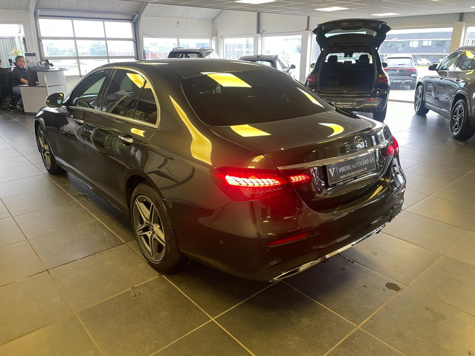 Grå Mercedes E300 e fra 2022
