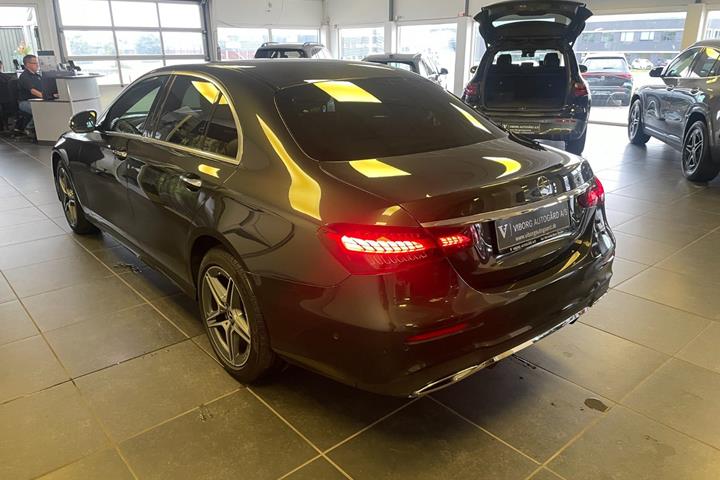 Grå Mercedes E300 e fra 2022