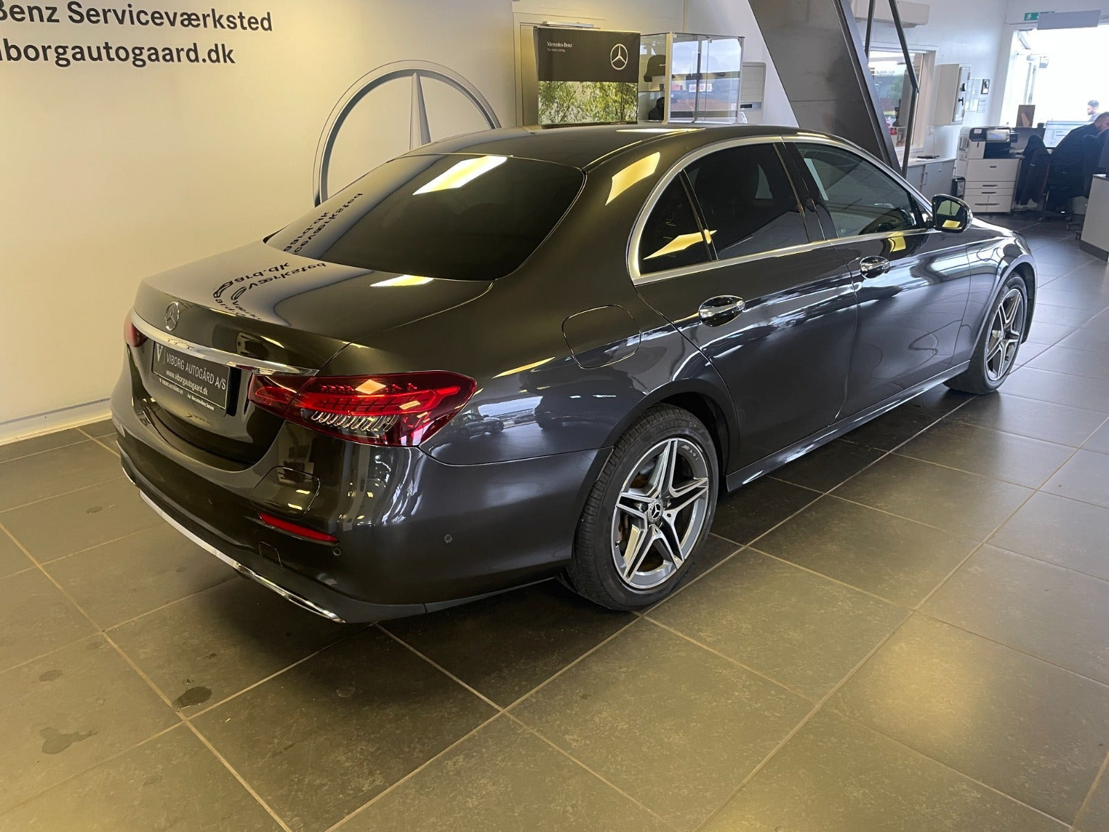 Grå Mercedes E300 e fra 2022