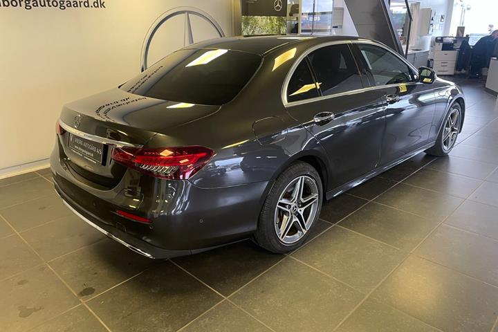 Grå Mercedes E300 e fra 2022