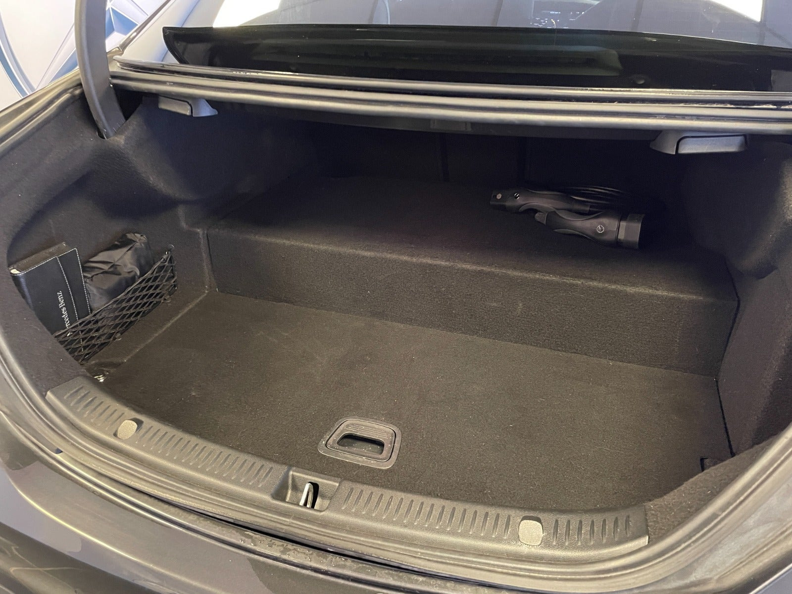 Grå Mercedes E300 e fra 2022