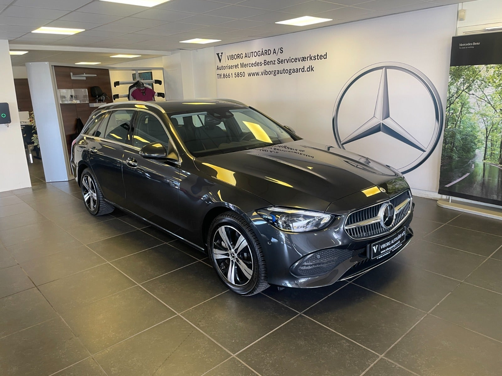 Grå Mercedes C300 e fra 2022