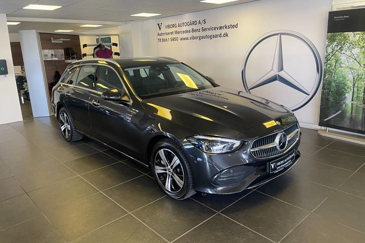 Grå Mercedes C300 e fra 2022
