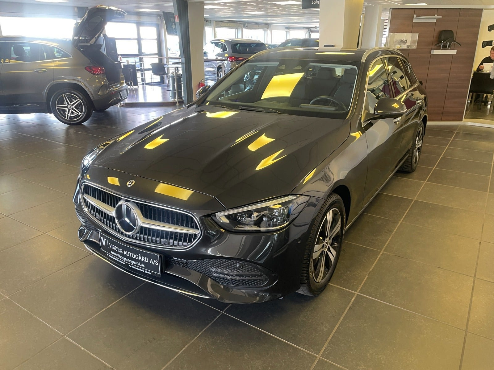 Grå Mercedes C300 e fra 2022