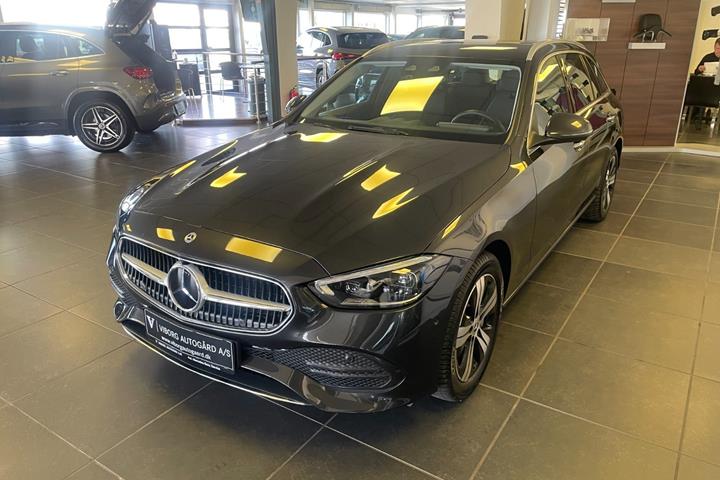 Grå Mercedes C300 e fra 2022