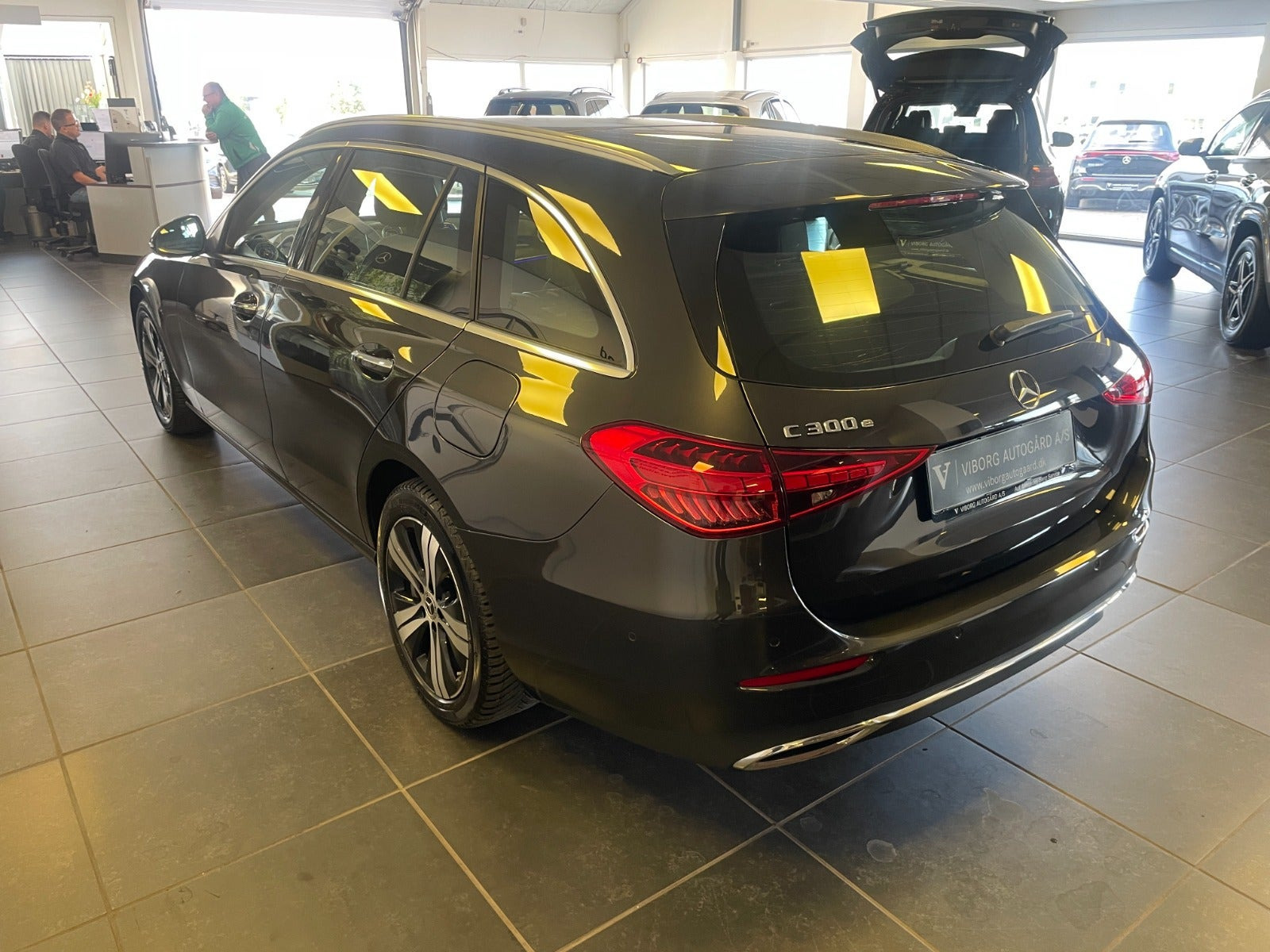 Grå Mercedes C300 e fra 2022