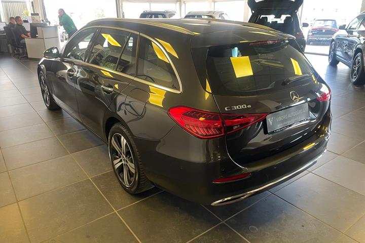 Grå Mercedes C300 e fra 2022