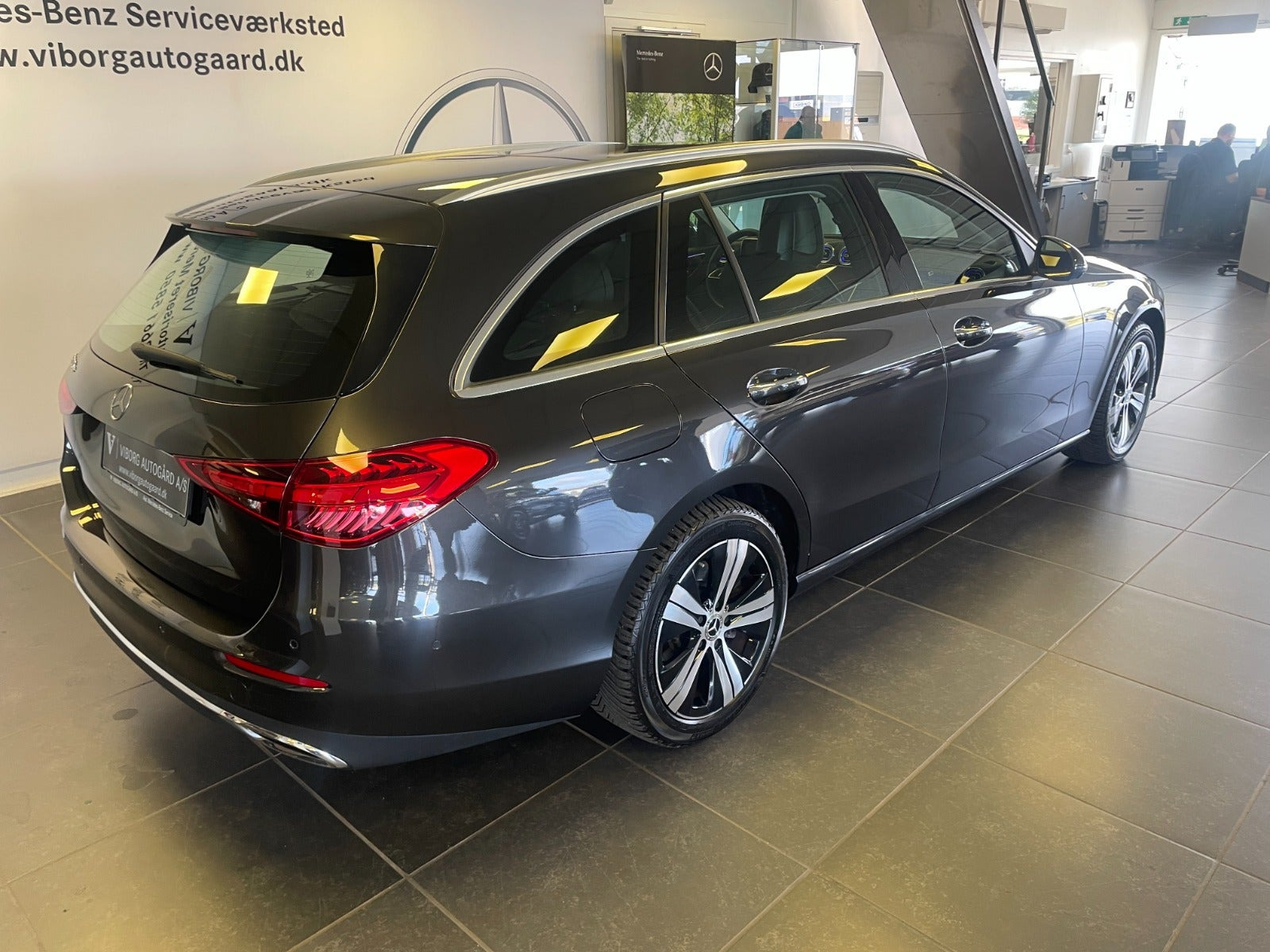 Grå Mercedes C300 e fra 2022