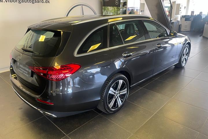 Grå Mercedes C300 e fra 2022