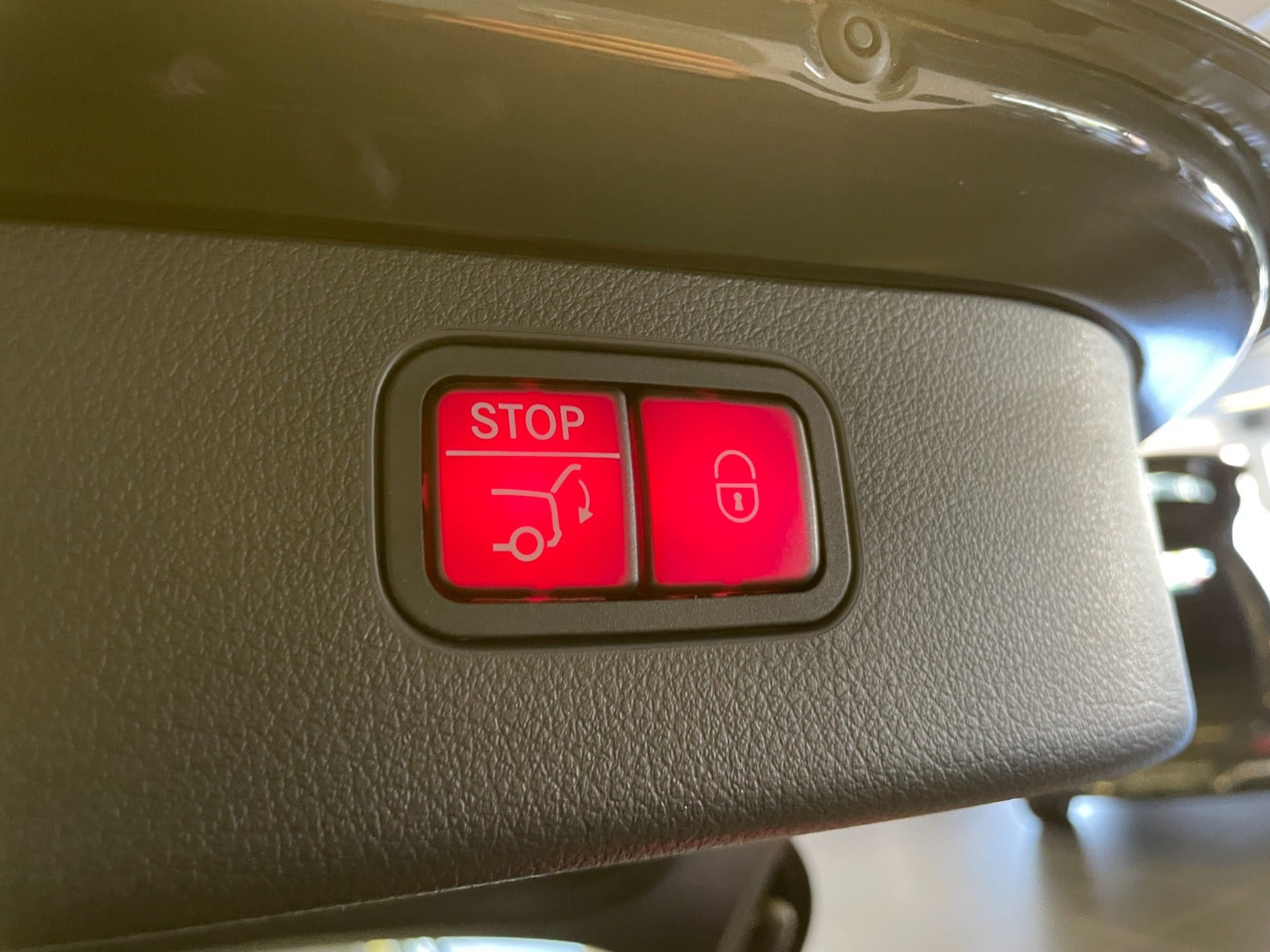 Grå Mercedes C300 e fra 2022
