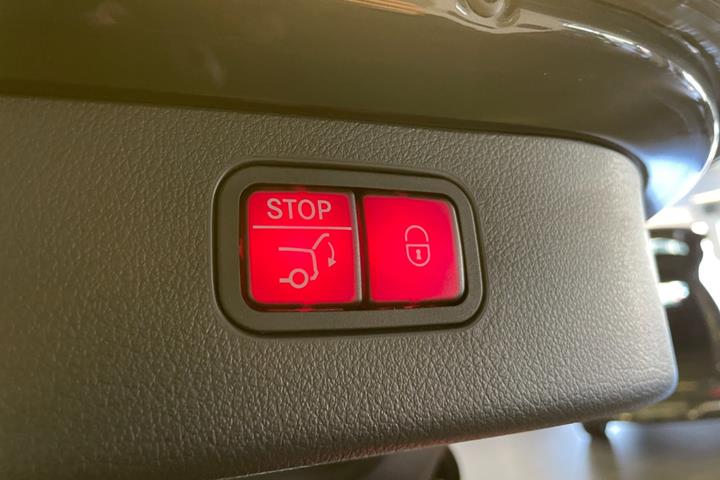 Grå Mercedes C300 e fra 2022