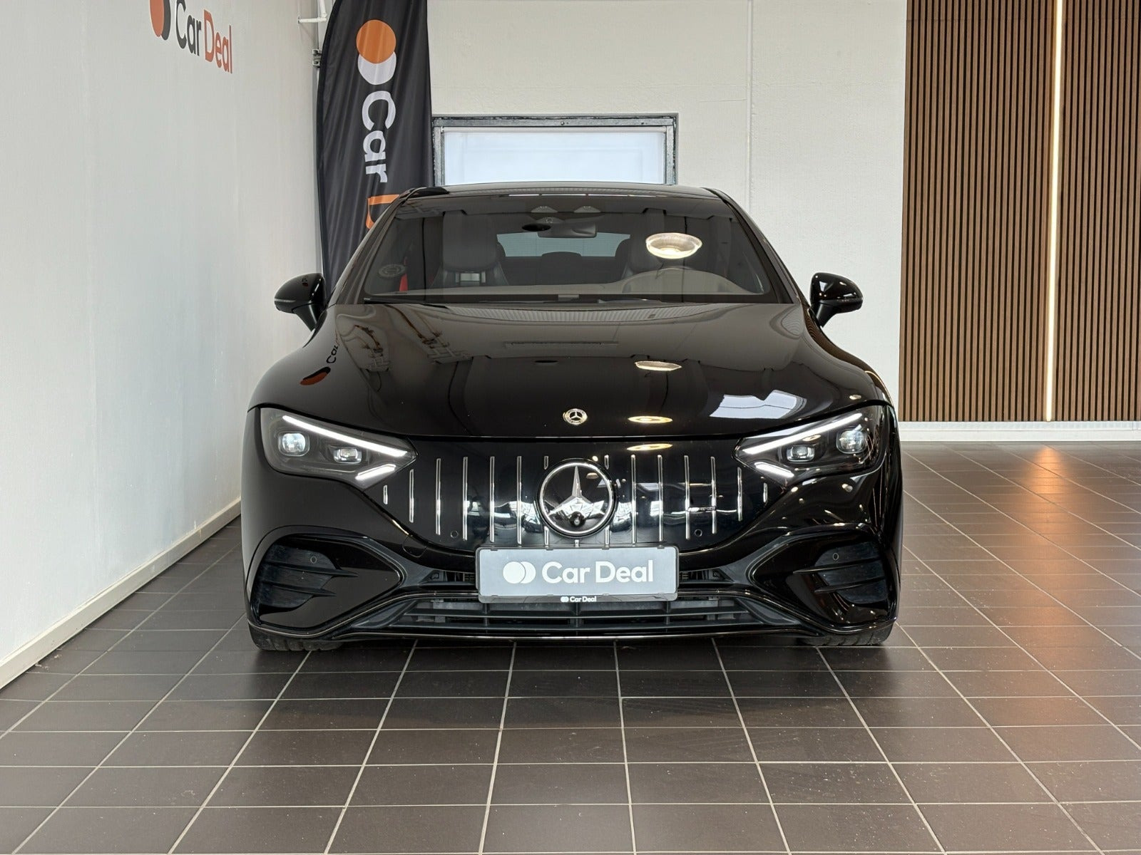 Sort Mercedes EQE43 fra 2023
