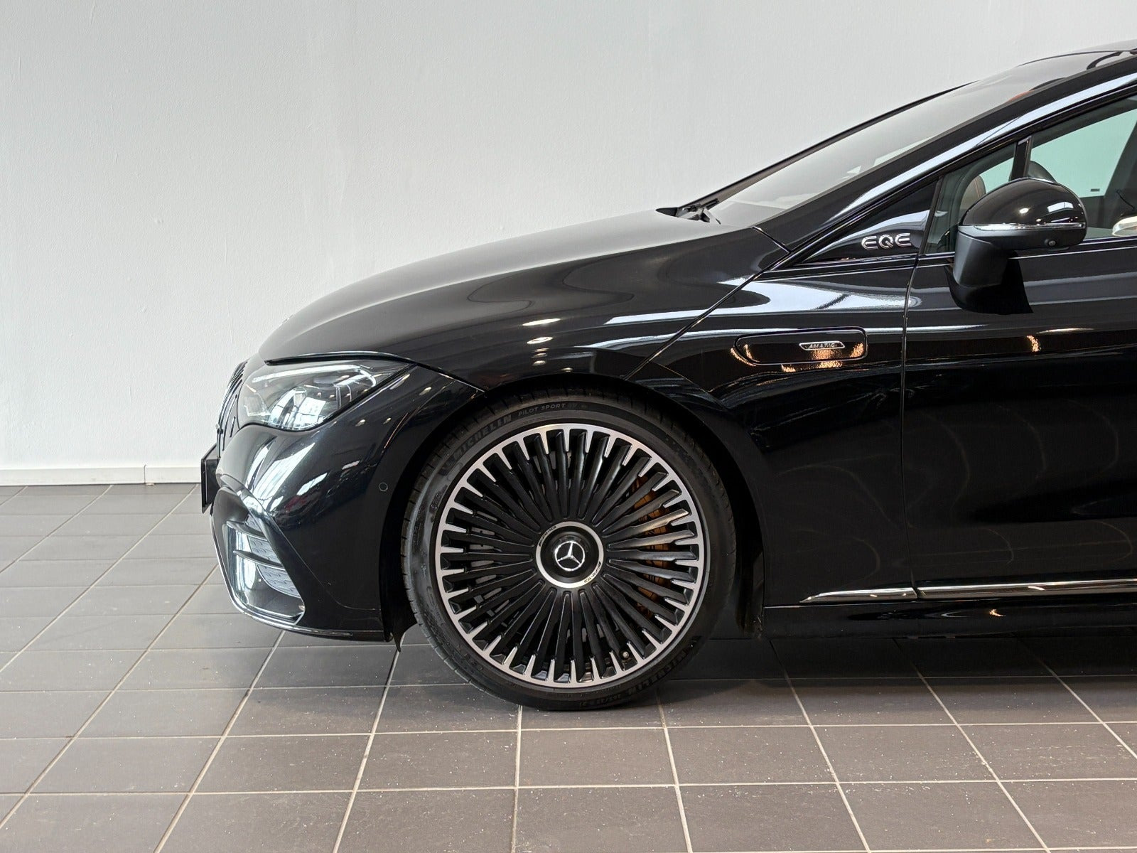 Sort Mercedes EQE43 fra 2023