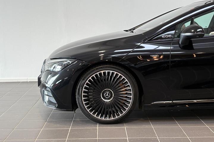 Sort Mercedes EQE43 fra 2023
