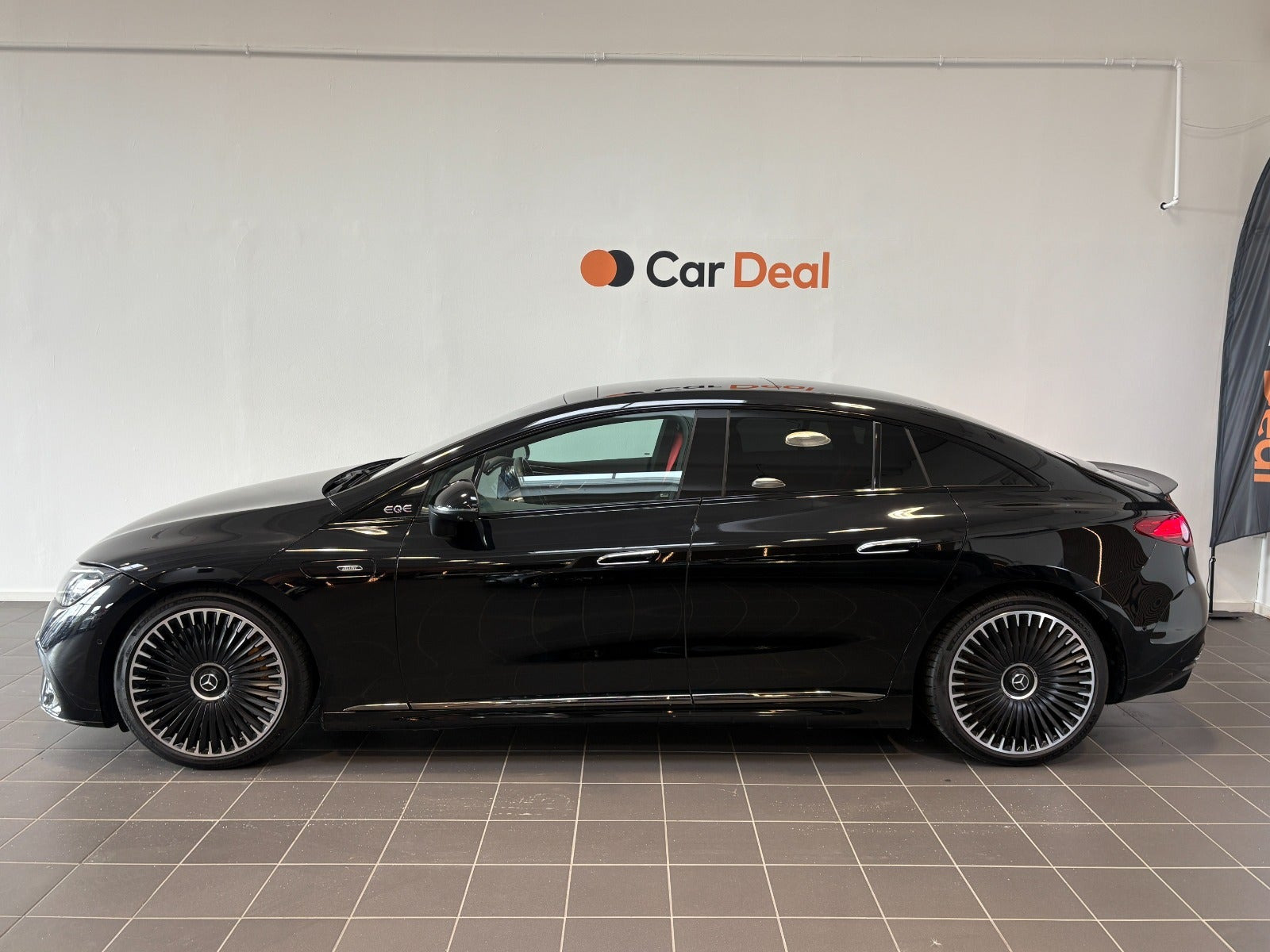 Sort Mercedes EQE43 fra 2023