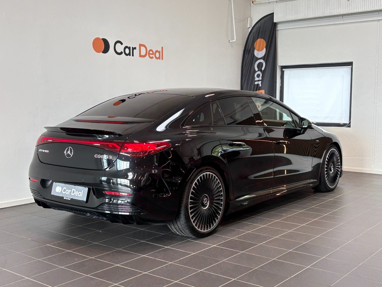 Sort Mercedes EQE43 fra 2023