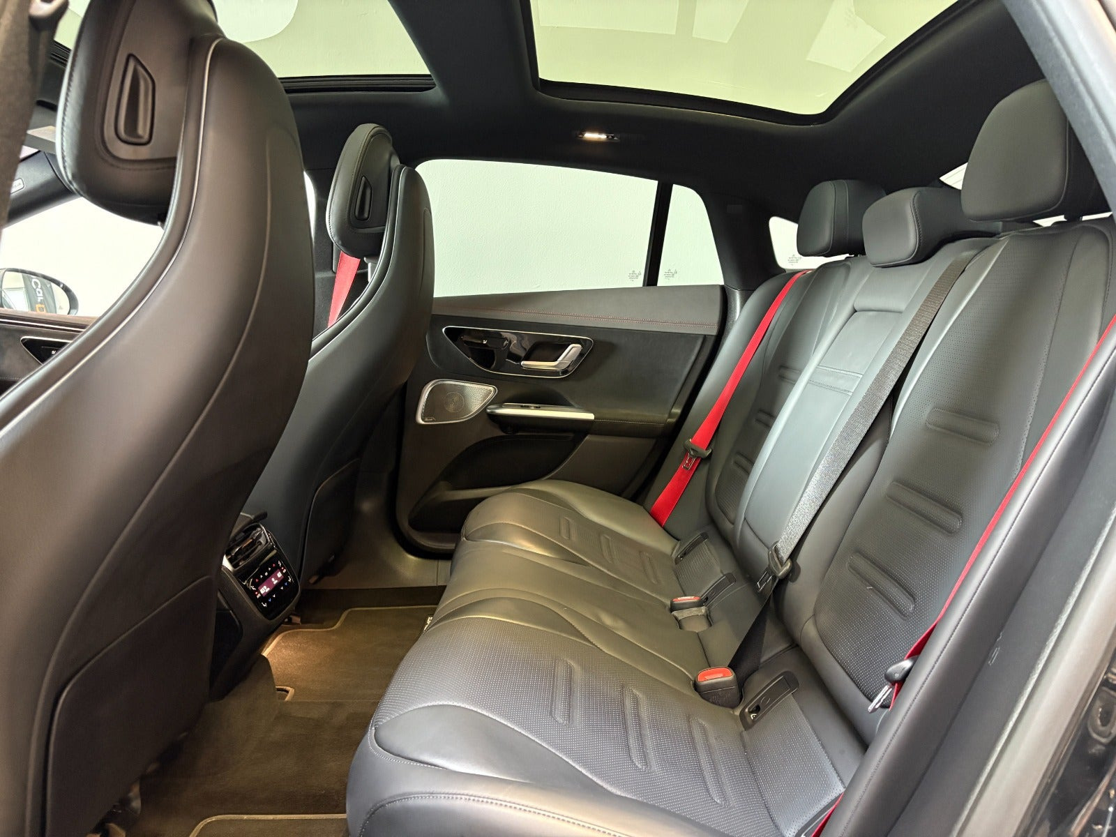 Sort Mercedes EQE43 fra 2023