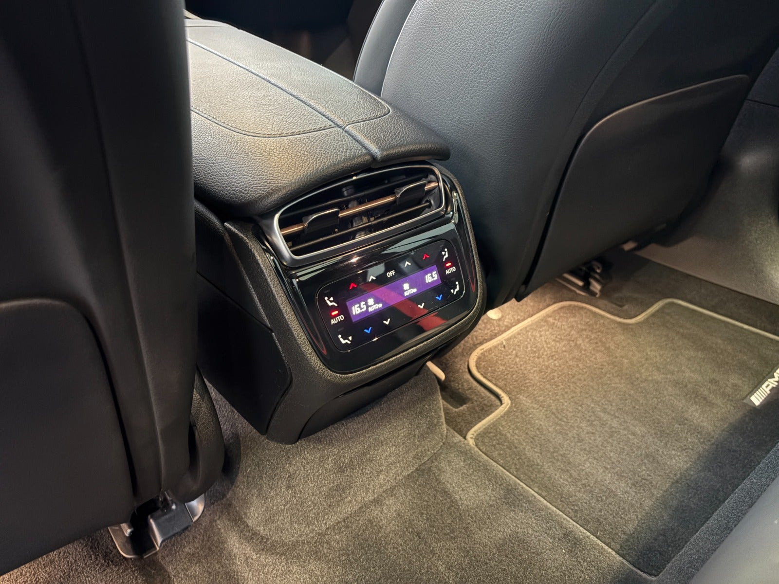 Sort Mercedes EQE43 fra 2023