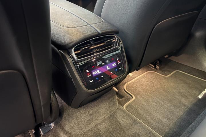 Sort Mercedes EQE43 fra 2023