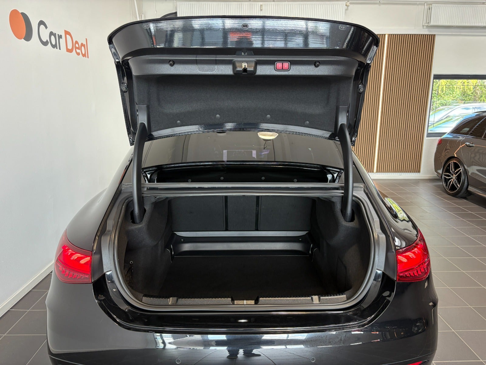 Sort Mercedes EQE43 fra 2023