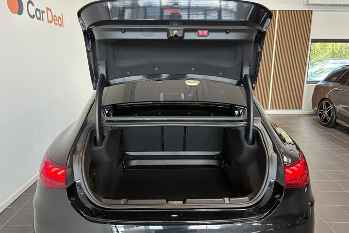 Sort Mercedes EQE43 fra 2023